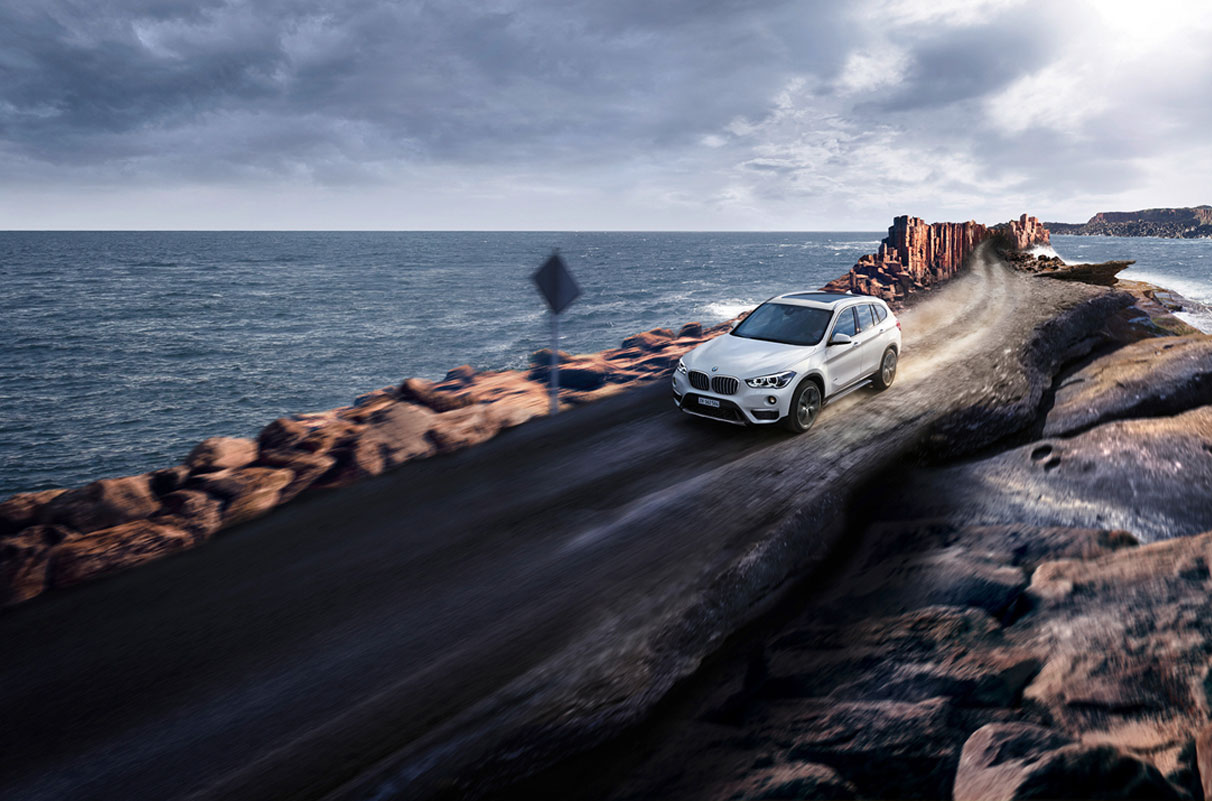 Ein BMW-Modell fährt auf einer Küstenstrasse mit verschwommenen Hintergrund, symbolisch für den Kunden BMW - n c ag