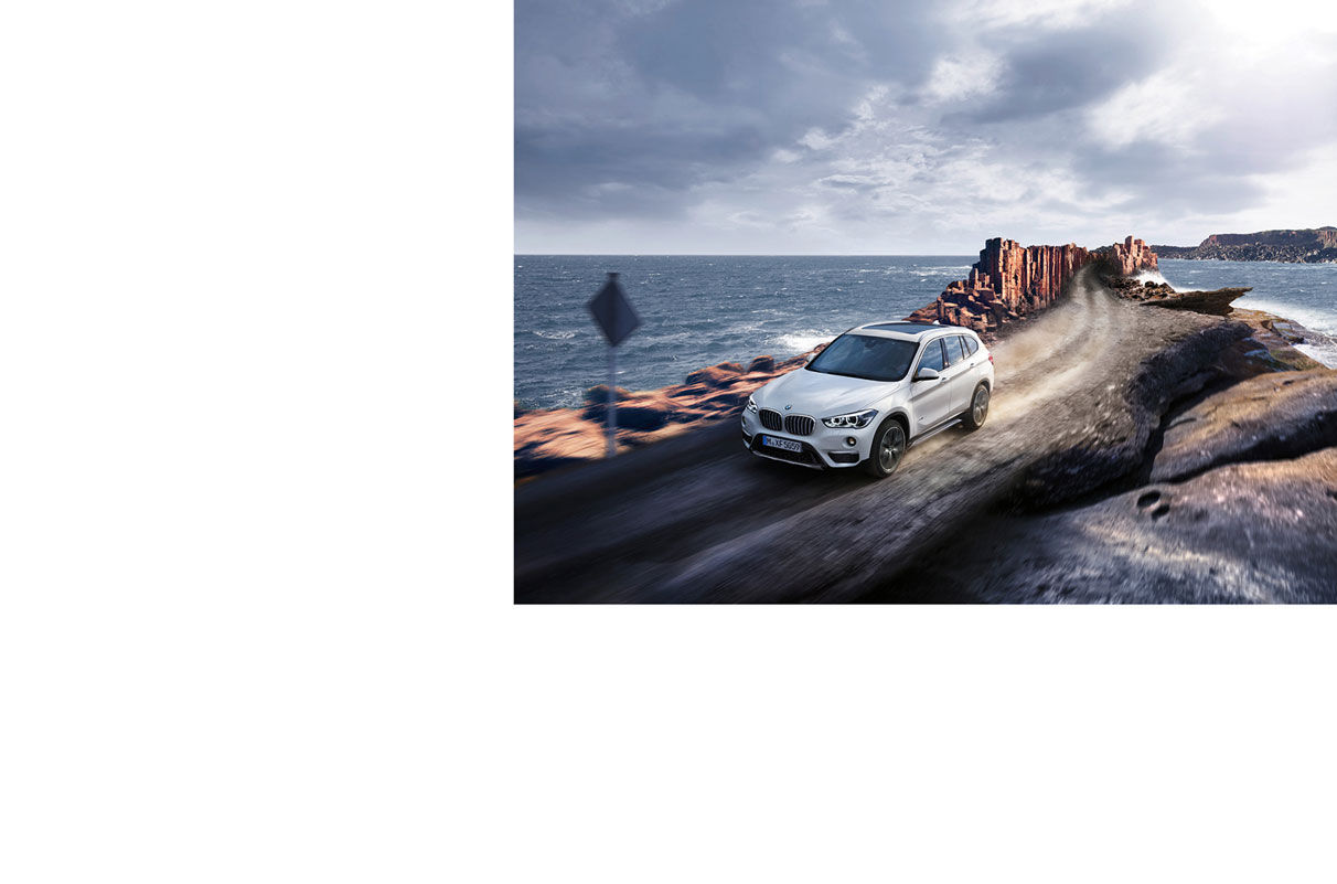 Ein BMW-Modell fährt auf einer Küstenstrasse mit verschwommenen Hintergrund, symbolisch für den Kunden BMW - n c ag