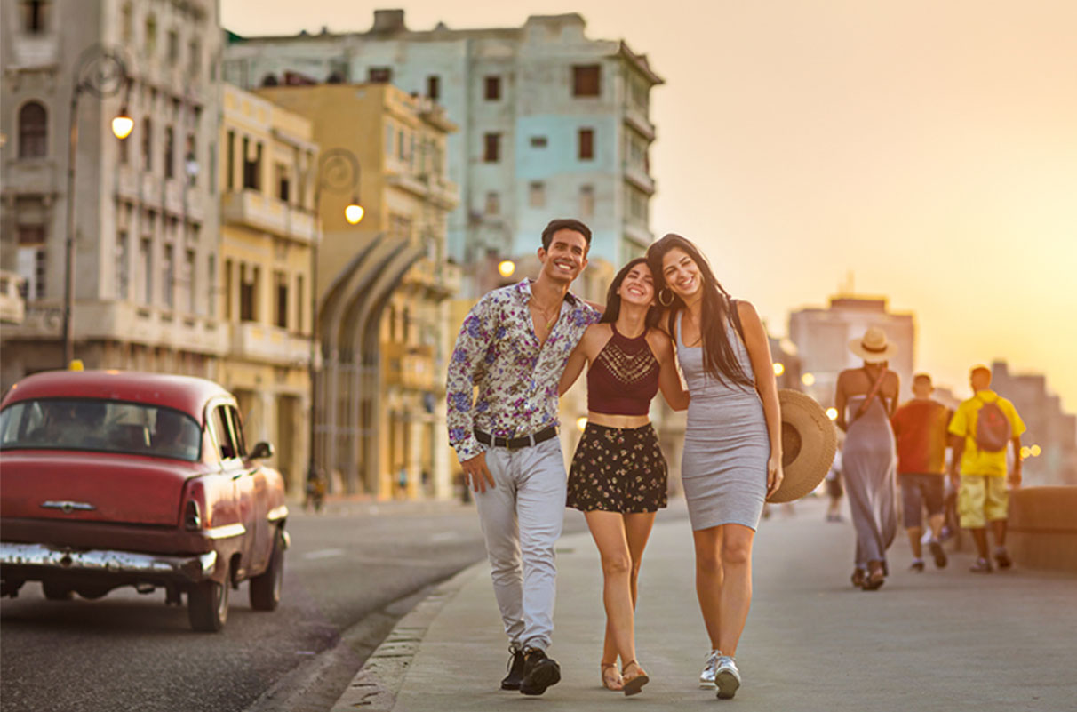 Ein Mann und zwei Frauen vor leuchtendem Himmel in Havanna, symbolisch für Bildbearbeitung - n c ag