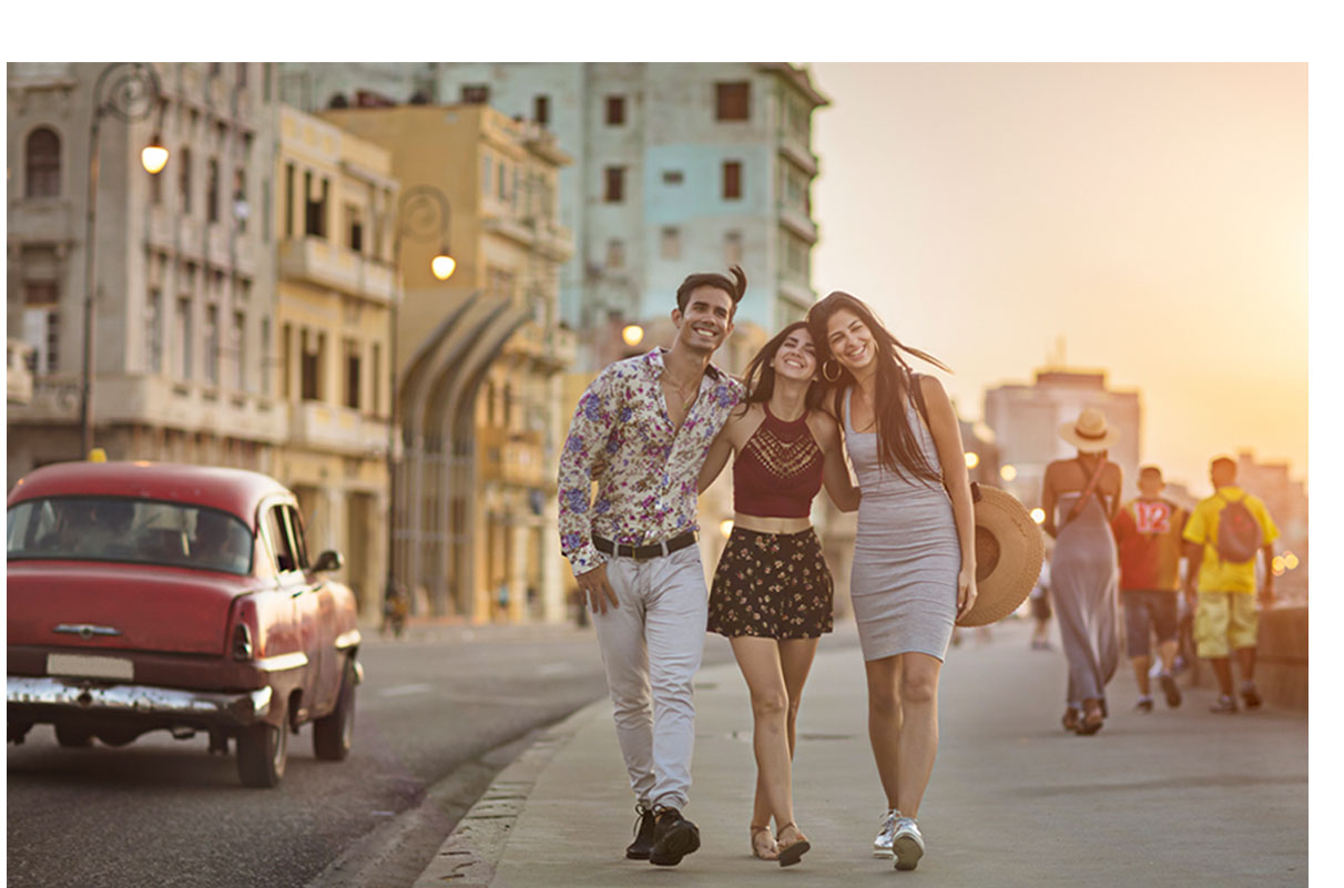 Ein Mann und zwei Frauen vor blassem Himmel in Havanna, symbolisch für Bildbearbeitung - n c ag