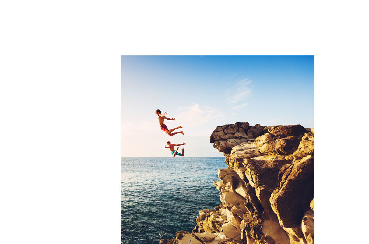 Zwei Männer springen von Klippe ins Meer, symbolisch für Bildbearbeitung - n c ag