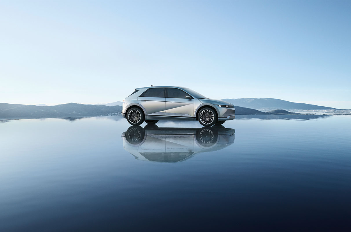 Ein Hyundai auf einer reflektierenden Wasserfläche, symbolisch für Bildbearbeitung - n c ag