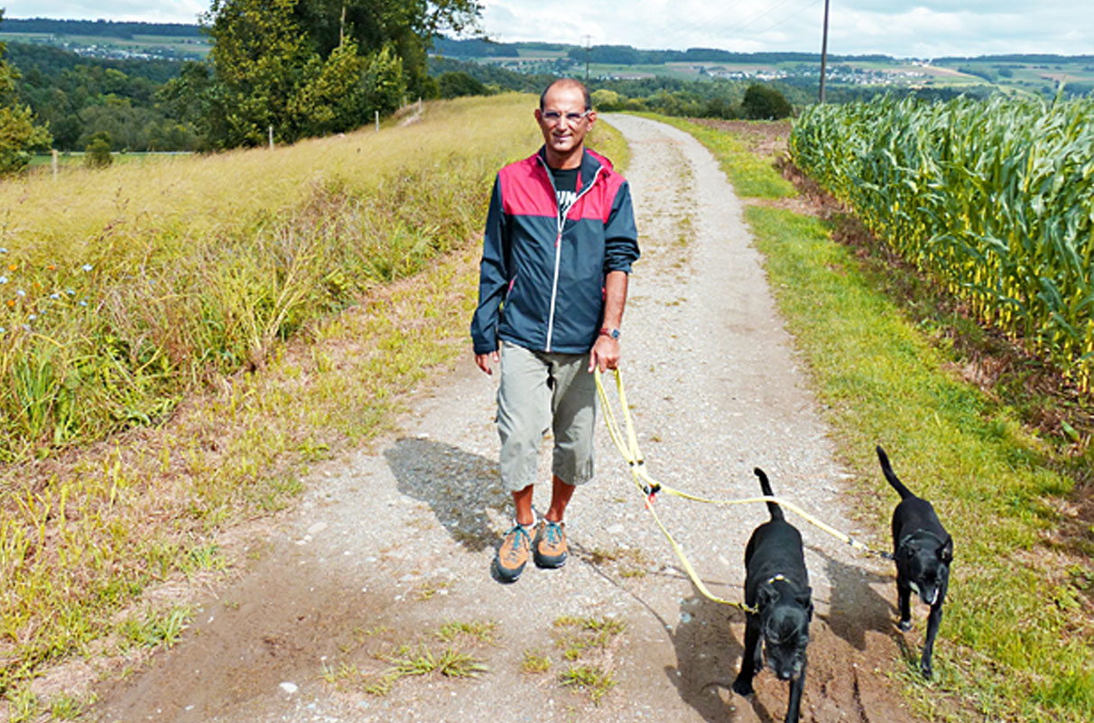 Rodolfo Zanzot privat beim Spaziergang mit seinen beiden Hunden - n c ag