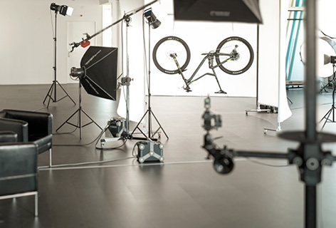 Aufnahme aus dem Fotostudio beim Shooting eines Mountain Bikes, symbolisch für Fotografie - n c ag