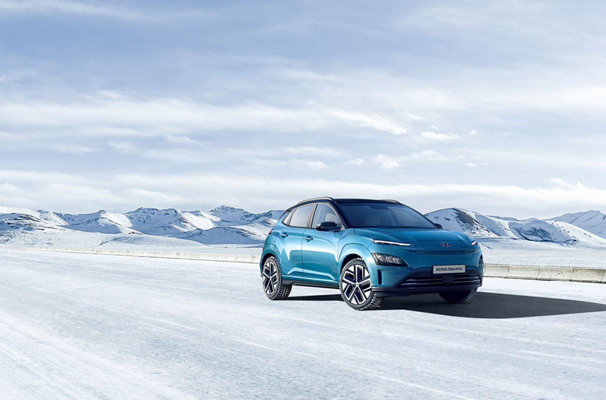 Ein blauer Hyundai auf einer verschneiten Strasse, als Beispiel für Bildbearbeitung - n c ag