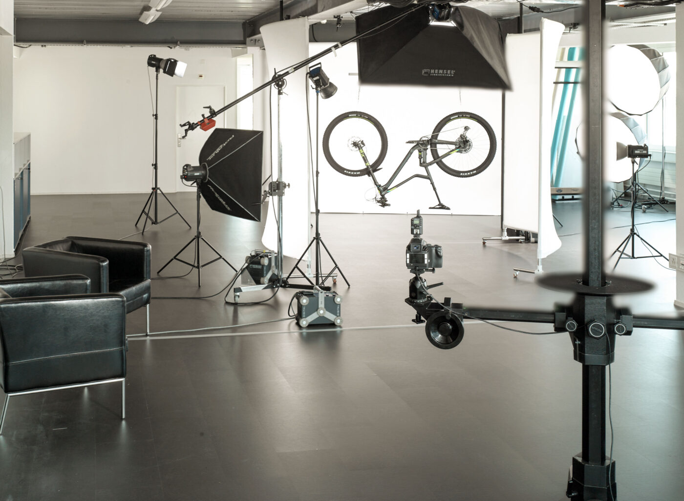 Aufnahme aus dem Fotostudio beim Shooting eines Mountain Bikes, symbolisch für Fotografie - n c ag